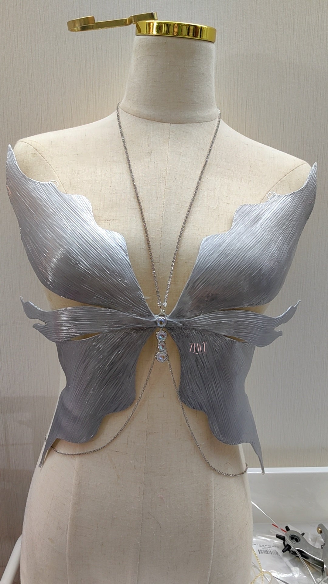 ZIWU ARTEMIS GREY PEARL GLOSSY RESIN TOP COSTUME PATENT-PROTECTED